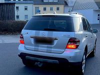 Gebraucht Mercedes ML320 224 PS (164 kW) 2007 Silber SUV