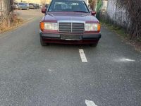 Gebraucht Mercedes E200 118 PS (86 kW) 1991 Rot Limousine