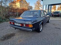 Gebraucht Mercedes E230 136 PS (100 kW) 1981 Blau Limousine