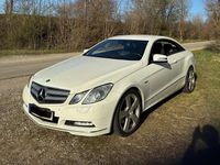 Gebraucht Mercedes E220 170 PS (125 kW) 2012 Calcitweiss  unilack Coupé