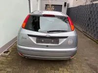 Usado Ford Focus 75 CV (55 kW) 2003 Plateado Berlina