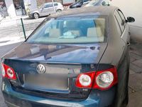 Second-hand VW Jetta 115 CP (84 kW) 2006 Albastru Berlinǎ