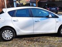 Gebraucht Opel Astra 101 PS (74 kW) 2014 Weiß Limousine