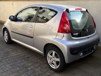Gebraucht Peugeot 107 68 PS (50 kW) 2009 Silber Kleinwagen