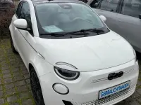 Gebraucht Fiat 500e La Prima 86 kW (118 PS) 2023 Colore esterno (arktis weiß) Kleinwagen