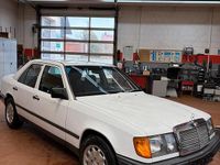 Gebraucht Mercedes E200 118 PS (86 kW) 1988 Weiß Limousine