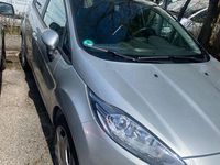Gebraucht Ford Fiesta Trend 101 PS (74 kW) 2016 Silber Limousine