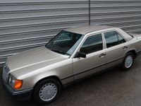 Gebraucht Mercedes E300 113 PS (83 kW) 1988 Silber Limousine
