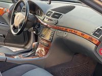 Gebraucht Mercedes E220 177 PS (130 kW) 2003 Gold Kleinwagen