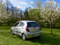 Gebraucht Hyundai i10 69 PS (50 kW) 2012 Silber metallic Kleinwagen