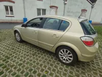 Używany Opel Astra 105 KM (77 kW) 2004 Żółty Sedan/Limuzyna
