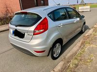 Gebraucht Ford Fiesta 71 PS (52 kW) 2012 Silber Kleinwagen