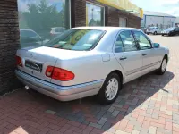 Gebraucht Mercedes E220 Elegance 95 PS (69 kW) 1996 Silber Limousine