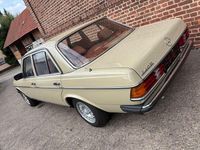 Gebraucht Mercedes 240 72 PS (52 kW) 1982 Grün Limousine