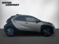 Gebraucht Toyota Aygo X Basis 72 PS (52 kW) 2024 Ginger beige metallic/ night sky black SUV