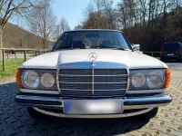 Gebraucht Mercedes E230 136 PS (100 kW) 1982 Weiß Limousine
