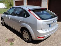 Usado Ford Focus 100 CV (73 kW) 2010 Plateado Berlina