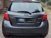 Gebraucht Toyota Yaris Hybrid Lounge 101 PS (74 kW) 2016 Grau Kleinwagen