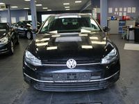Gebraucht VW Golf VII Comfortline 110 PS (80 kW) 2017 Deep black pearlescent metalli Limousine