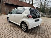 Gebraucht Toyota Aygo 69 PS (50 kW) 2014 Weiß Kleinwagen