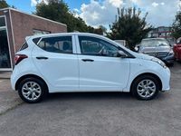 Gebraucht Hyundai i10 Pure 67 PS (49 kW) 2019 Weiß Kleinwagen
