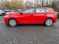 Gebraucht Hyundai i30 Pure 101 PS (74 kW) 2017 Rot Limousine