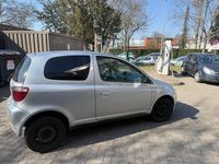 Gebraucht Toyota Yaris 75 PS (55 kW) 2000 Silber Limousine