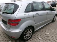 Gebraucht Mercedes B180 109 PS (80 kW) 2011 Silber Van / Kleinbus