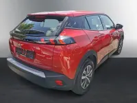 Gebraucht Peugeot e-2008 Active 100 kW (136 PS) 2023 Lackierung elixierrot/typ ver SUV
