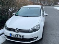 Gebraucht VW Golf VI 105 PS (77 kW) 2011 Weiß Kleinwagen
