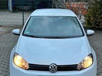 Gebraucht VW Golf VI 102 PS (75 kW) 2010 Weiß Kleinwagen