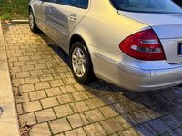 Gebraucht Mercedes E220 150 PS (110 kW) 2005 Silber Limousine
