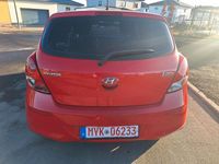 Gebraucht Hyundai i20 86 PS (63 kW) 2012 Rot Kleinwagen