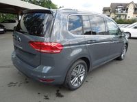 Neu VW Touran 150 PS (110 kW) 2025 Delfingrau Van / Kleinbus