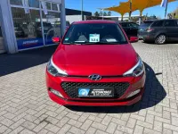 Gebraucht Hyundai i20 Passion 75 PS (55 kW) 2017 Rot Limousine