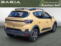 Neu Dacia Sandero Expression 122 PS (89 kW) 2026 Safaribeige Limousine