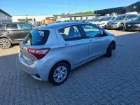 Gebraucht Toyota Yaris Hybrid Basis 75 PS (55 kW) 2020 Silber Limousine