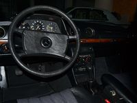 Gebraucht Mercedes E280 185 PS (136 kW) 1981 Rotschwarz Limousine