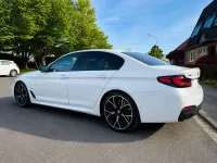 Używany BMW M550 Performance 530 KM (389 kW) 2021 Biały Sedan/Limuzyna