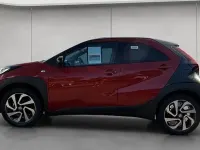 Neu Toyota Aygo X Play 72 PS (52 kW) 2025 Chili red / night sky bl SUV