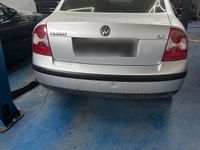 Second-hand VW Passat 114 CP (83 kW) 2002 Argintiu Berlinǎ