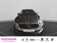 Neu Skoda Superb Selection 265 PS (194 kW) 2026 Grau Kombi