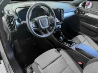 Neu Volvo XC40 Plus 163 PS (119 kW) 2026 Grau SUV
