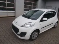 Gebraucht Peugeot 107 Active 68 PS (50 kW) 2012 Weiß Kleinwagen
