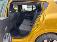 Neu Dacia Sandero Expression 101 PS (74 kW) 2026 Amber yellow Limousine
