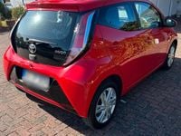 Gebraucht Toyota Aygo 69 PS (50 kW) 2016 Rot Kleinwagen