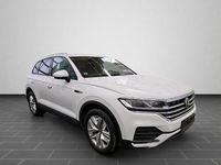 Gebraucht VW Touareg Basis 231 PS (169 kW) 2023 Oryxweiß perlmutteffekt (metallic) SUV