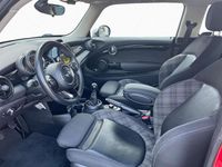 Gebraucht Mini Cooper Chili 136 PS (100 kW) 2017 Blazing red ii (rot) Kleinwagen