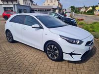 Neu Kia Ceed Silver 140 PS (102 kW) 2025 Weiß Kleinwagen