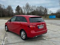 Gebraucht Mercedes B180 Style 109 PS (80 kW) 2018 Rot Kleinwagen
